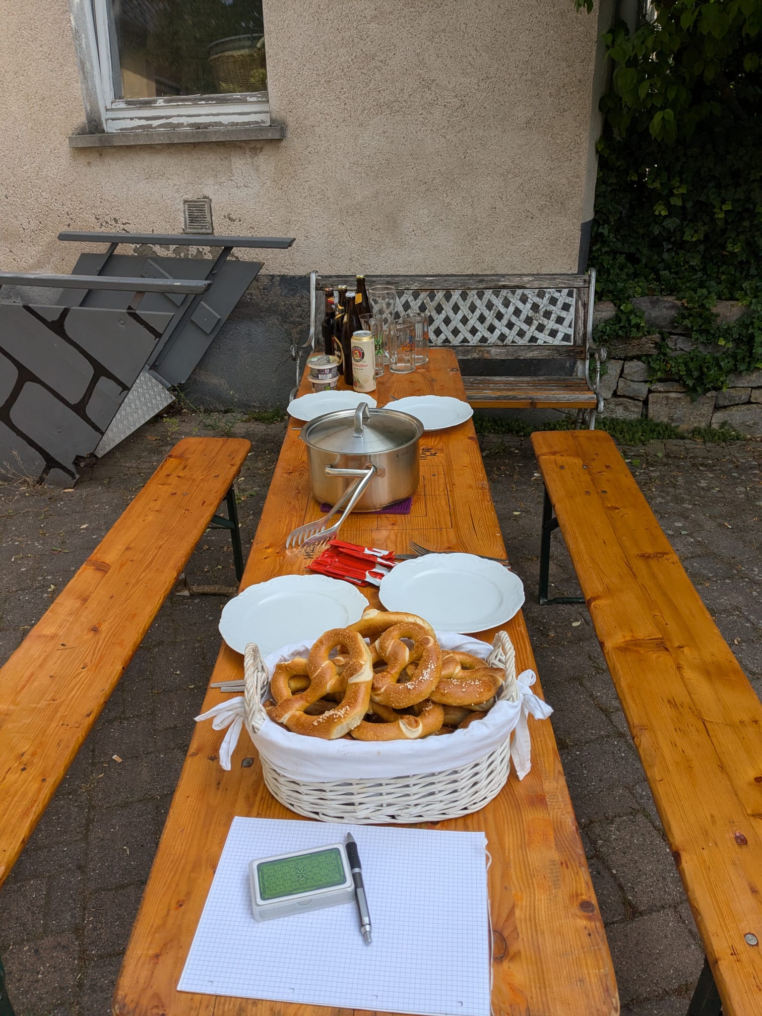 Bild eines Tischs mit Getränken und Spielkarten.